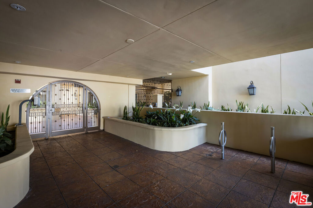 851 N San Vicente Boulevard 102 Property Photo 27