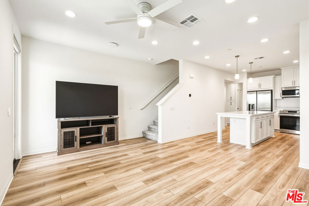 1095 N Harbor Blvd Property Photo 1