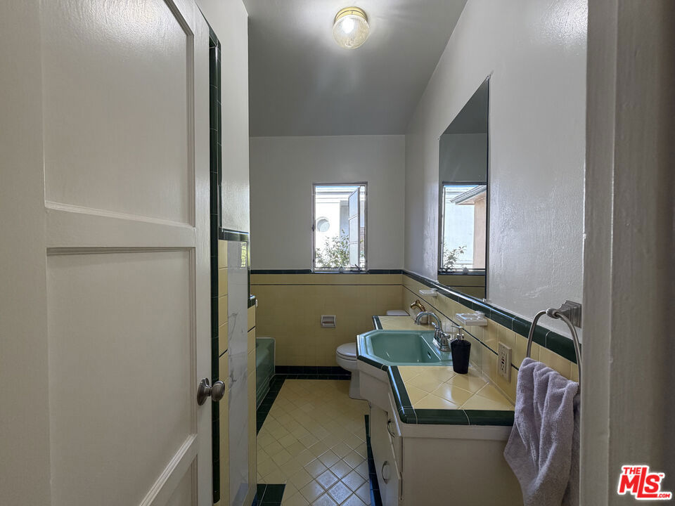 852 1/2 S Plymouth Boulevard Property Photo 8