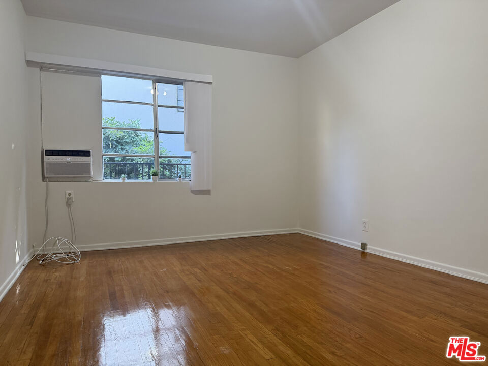 852 1/2 S Plymouth Boulevard Property Photo 12