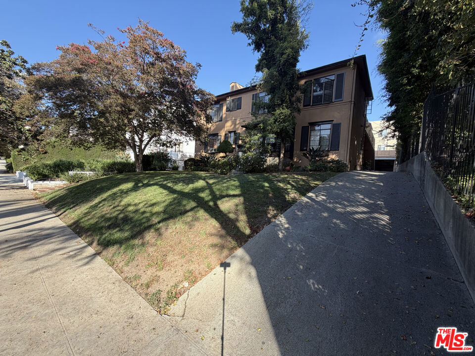 852 1/2 S Plymouth Boulevard Property Photo 16