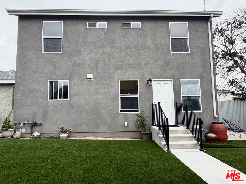 384 Hargrave Street 1/2 Property Photo 1