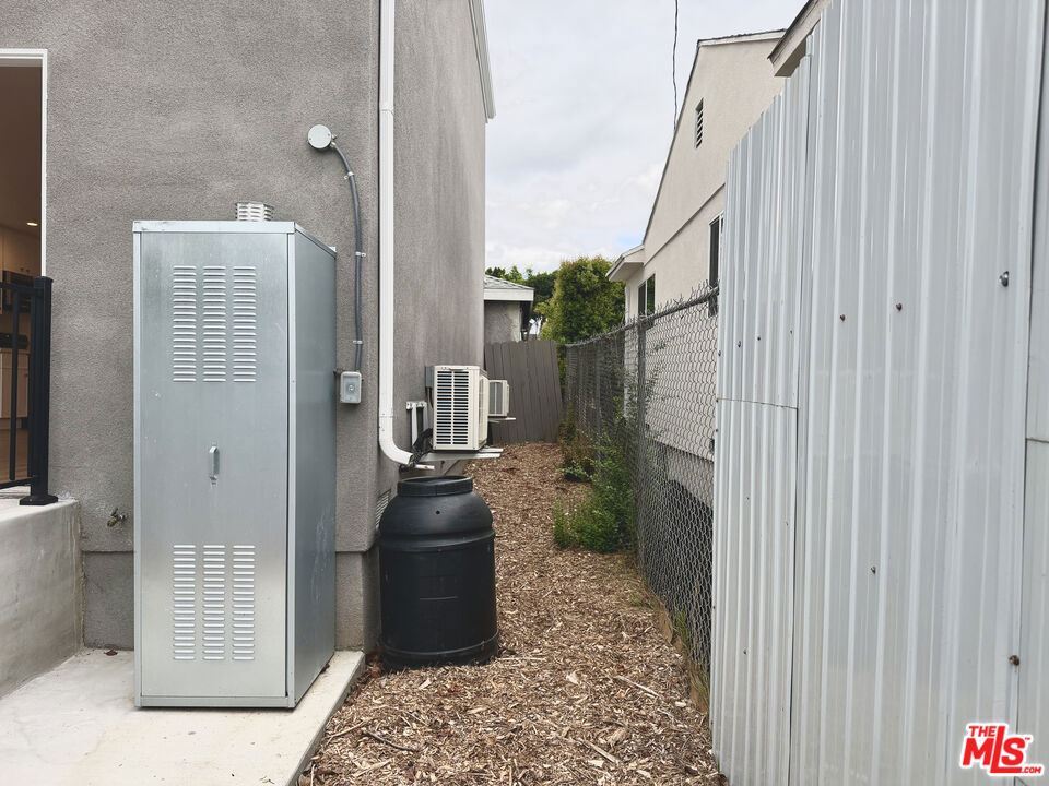 384 Hargrave Street 1/2 Property Photo 5