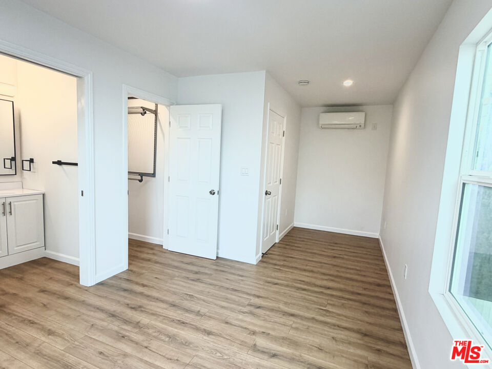 384 Hargrave Street 1/2 Property Photo 17
