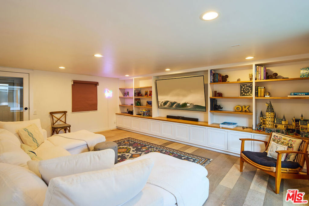 6259 Frondosa Drive Property Photo 10