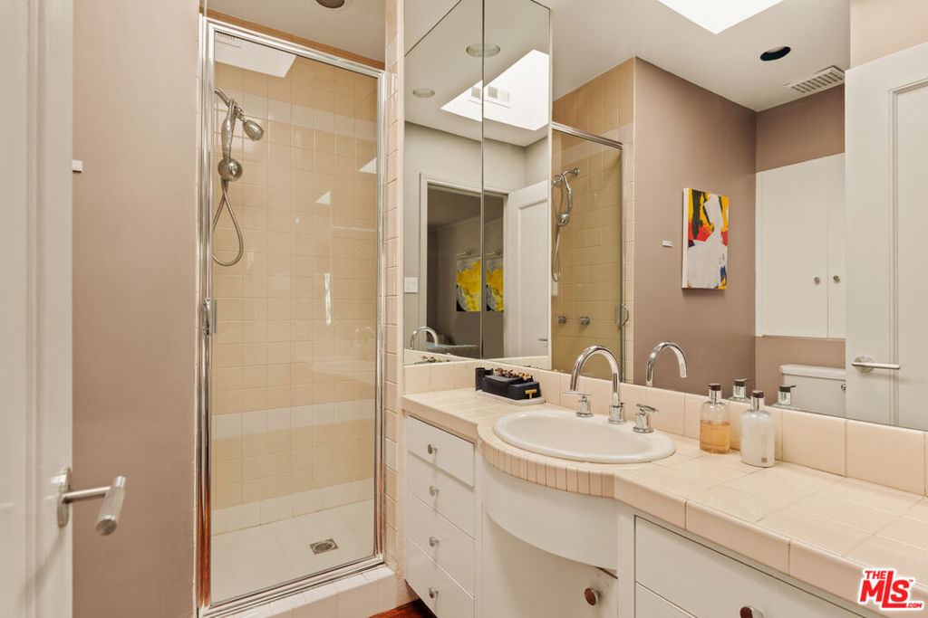 1516 N Genesee Avenue Property Photo 16