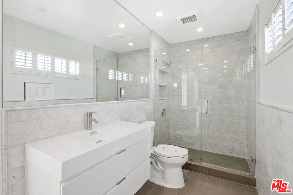 339 N Oakhurst Drive 401 Property Photo 20