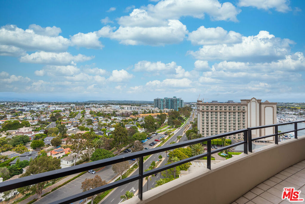 4337 Marina City Drive Ph42 Property Photo 5