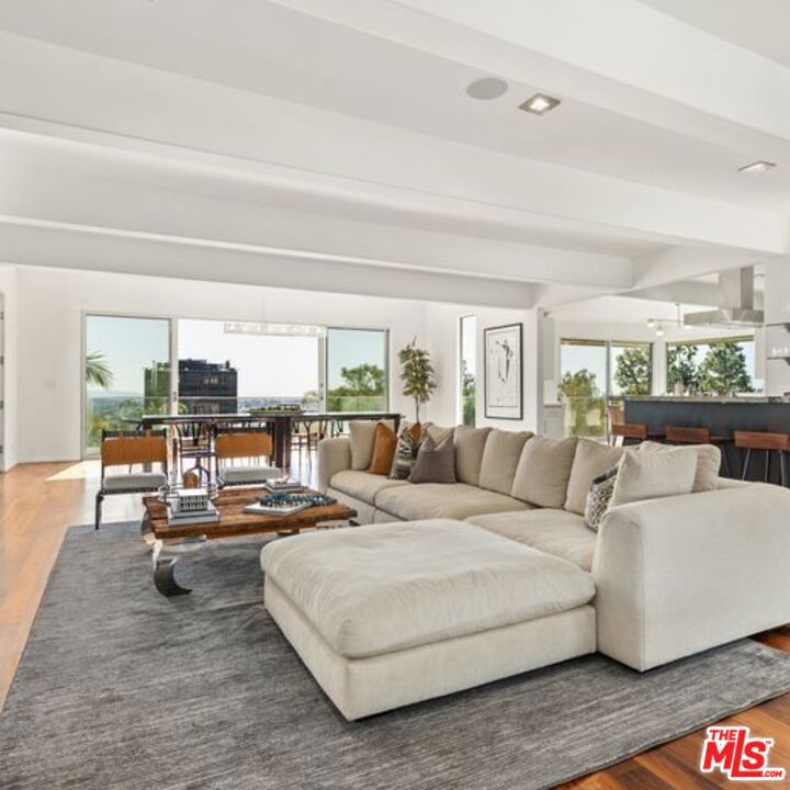 8954 St Ives Drive Property Photo 4
