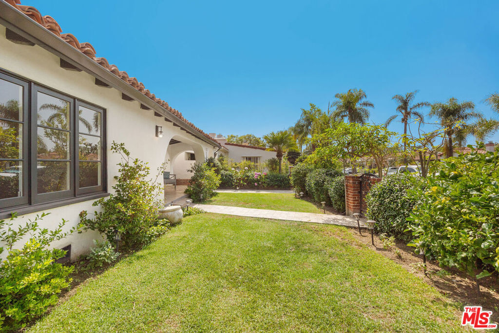 1042 Alvira Street Property Photo 4
