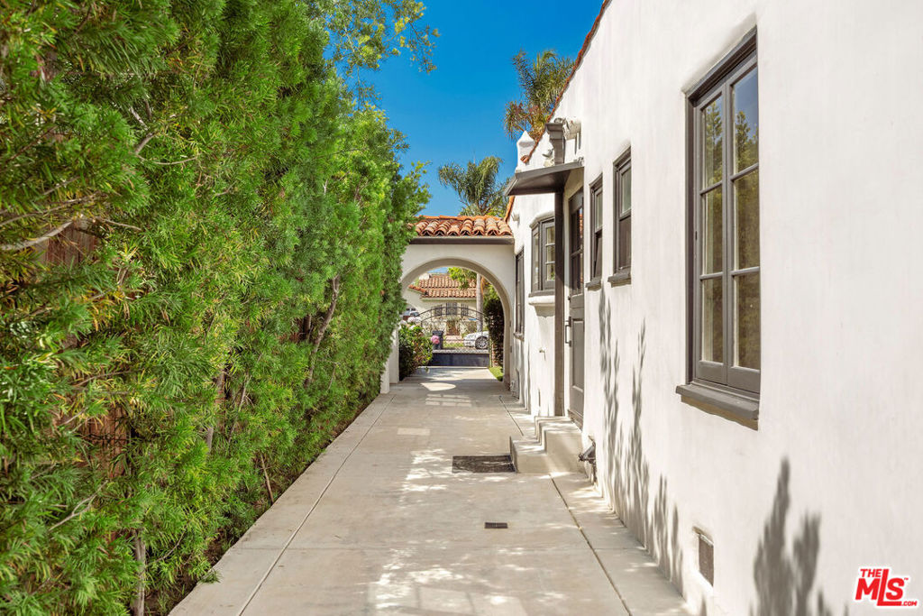 1042 Alvira Street Property Photo 31