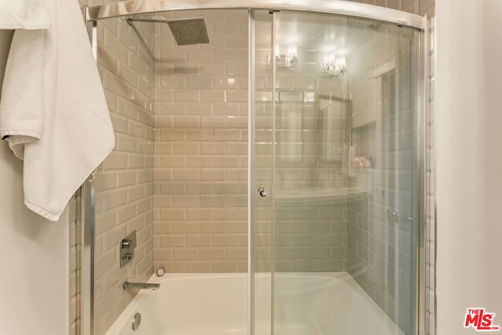 6607 De Longpre Avenue Property Photo 18