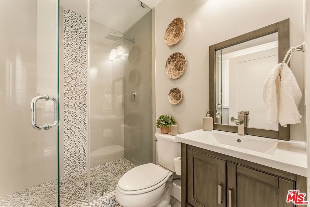 6607 De Longpre Avenue Property Photo 22