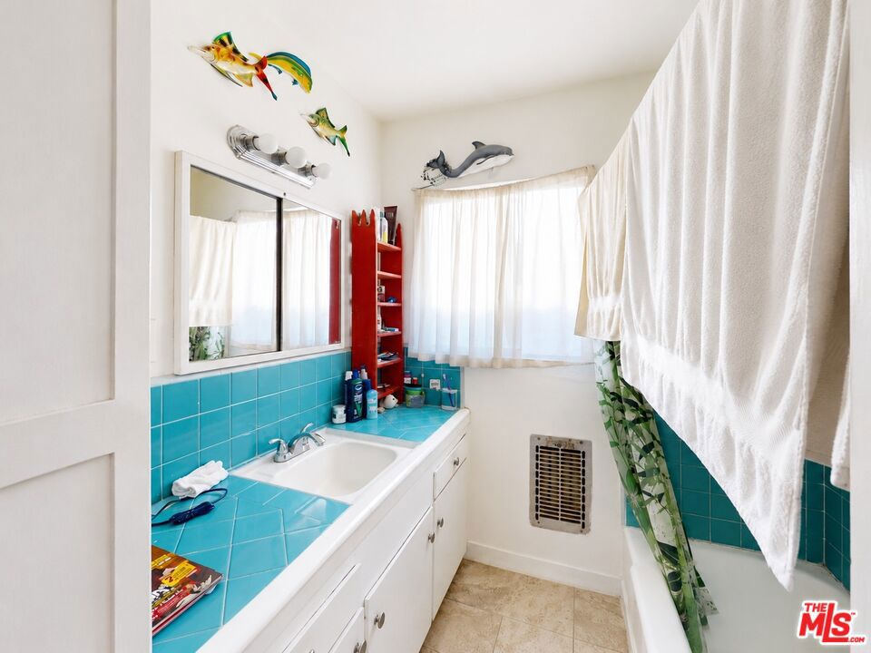 5642 Lexington Avenue Property Photo 31