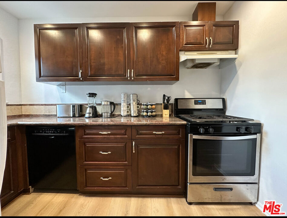 239 S Doheny Drive Property Photo 4