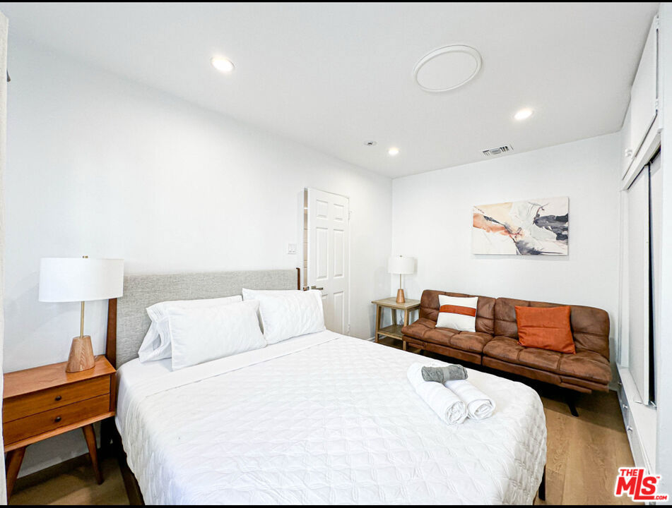 239 S Doheny Drive Property Photo 13