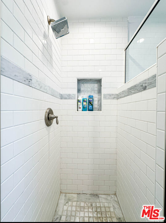 239 S Doheny Drive Property Photo 16