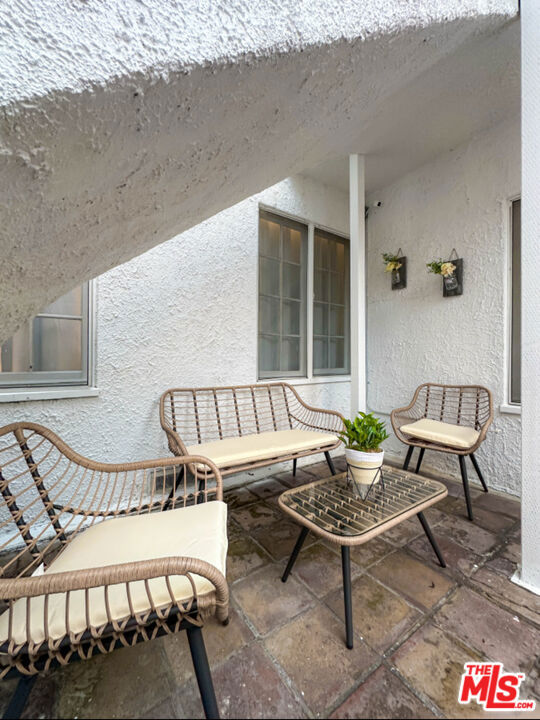 239 S Doheny Drive Property Photo 17