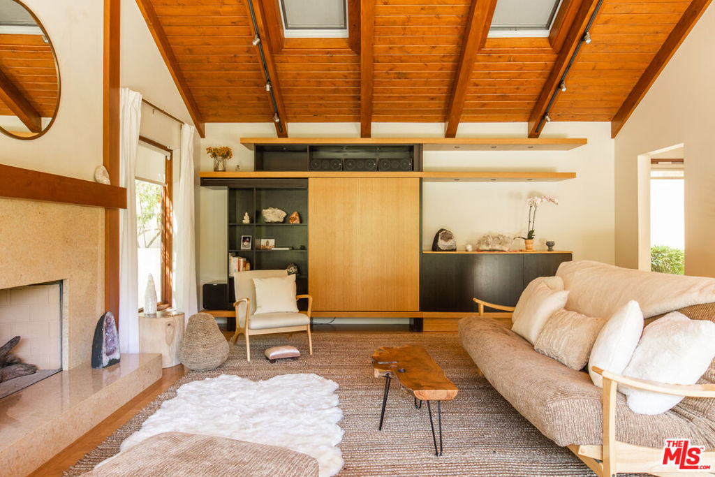 3626 Mandeville Canyon Road Property Photo 4