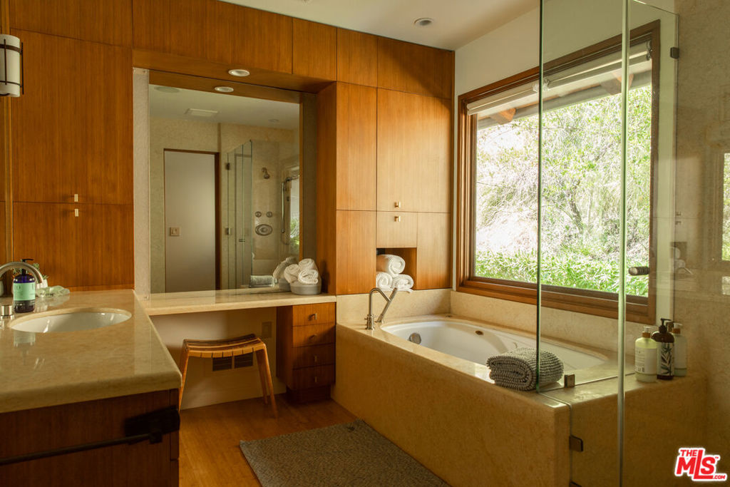 3626 Mandeville Canyon Road Property Photo 27