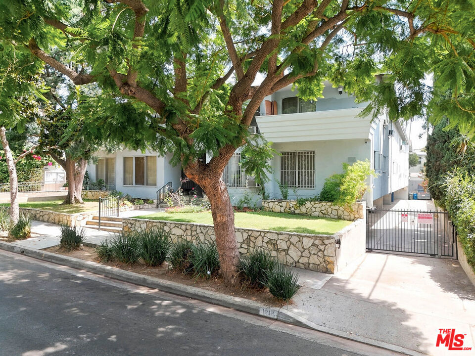 1218 N Laurel Avenue Property Photo 4