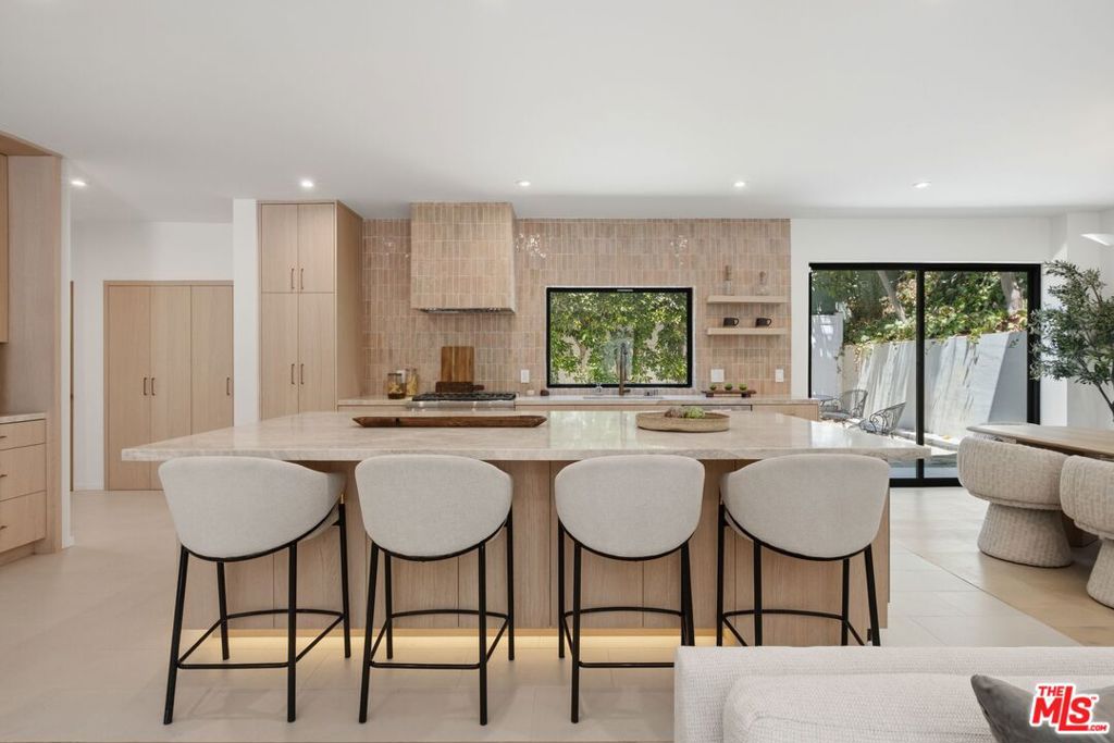 1712 N Beverly Glen Boulevard Property Photo 8