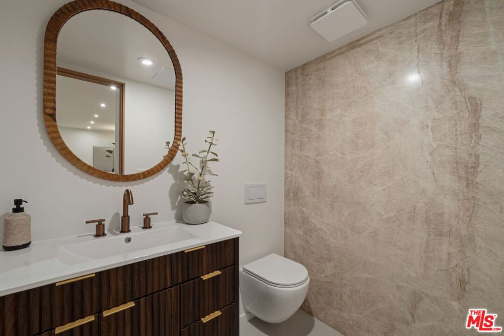 1712 N Beverly Glen Boulevard Property Photo 10