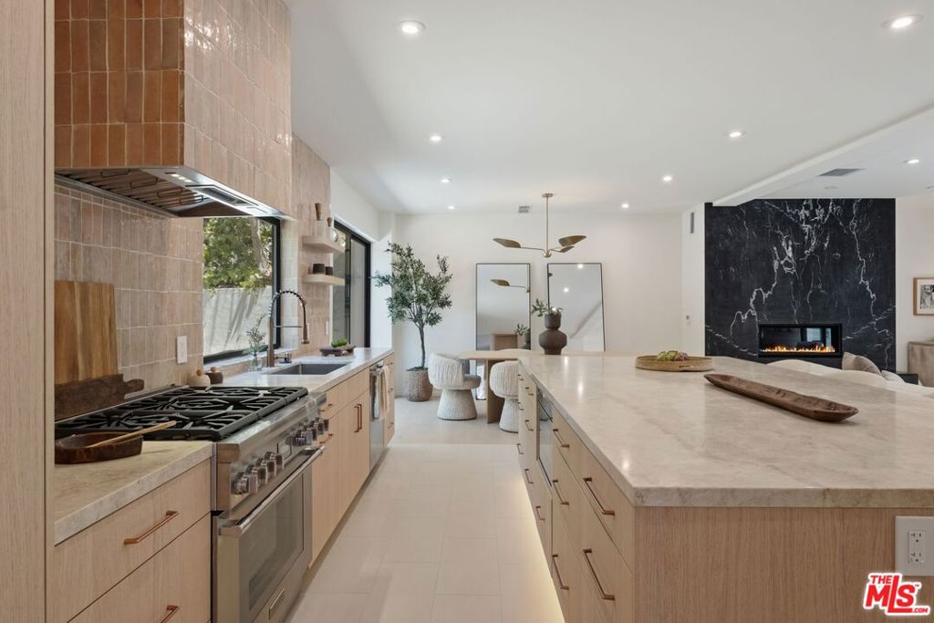1712 N Beverly Glen Boulevard Property Photo 13