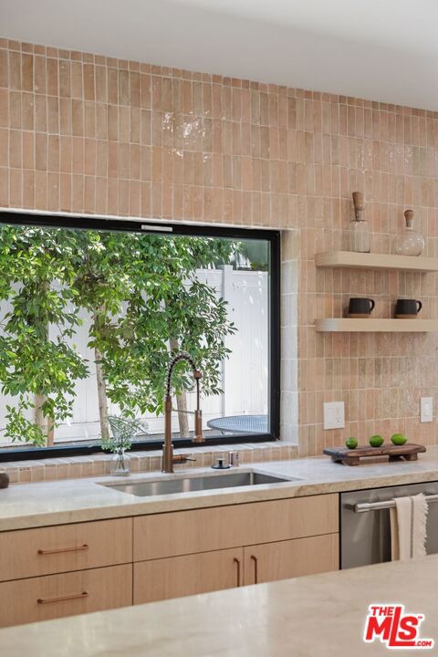 1712 N Beverly Glen Boulevard Property Photo 14