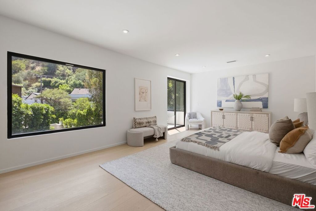 1712 N Beverly Glen Boulevard Property Photo 17