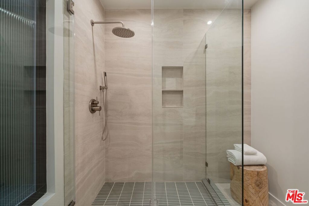 1712 N Beverly Glen Boulevard Property Photo 25