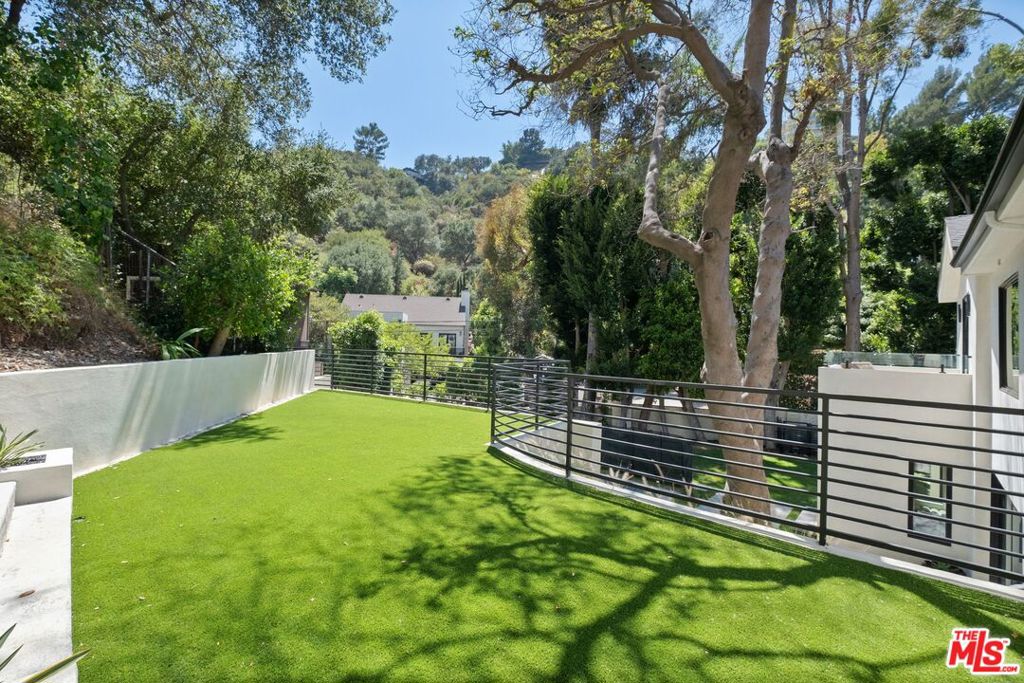 1712 N Beverly Glen Boulevard Property Photo 30