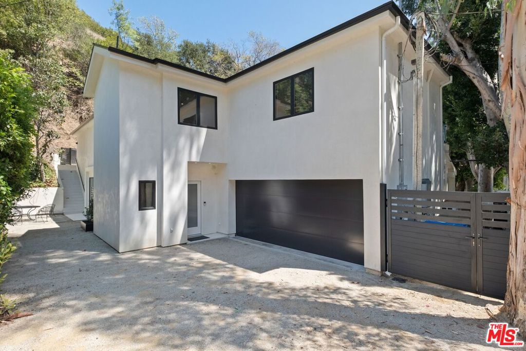 1712 N Beverly Glen Boulevard Property Photo 32