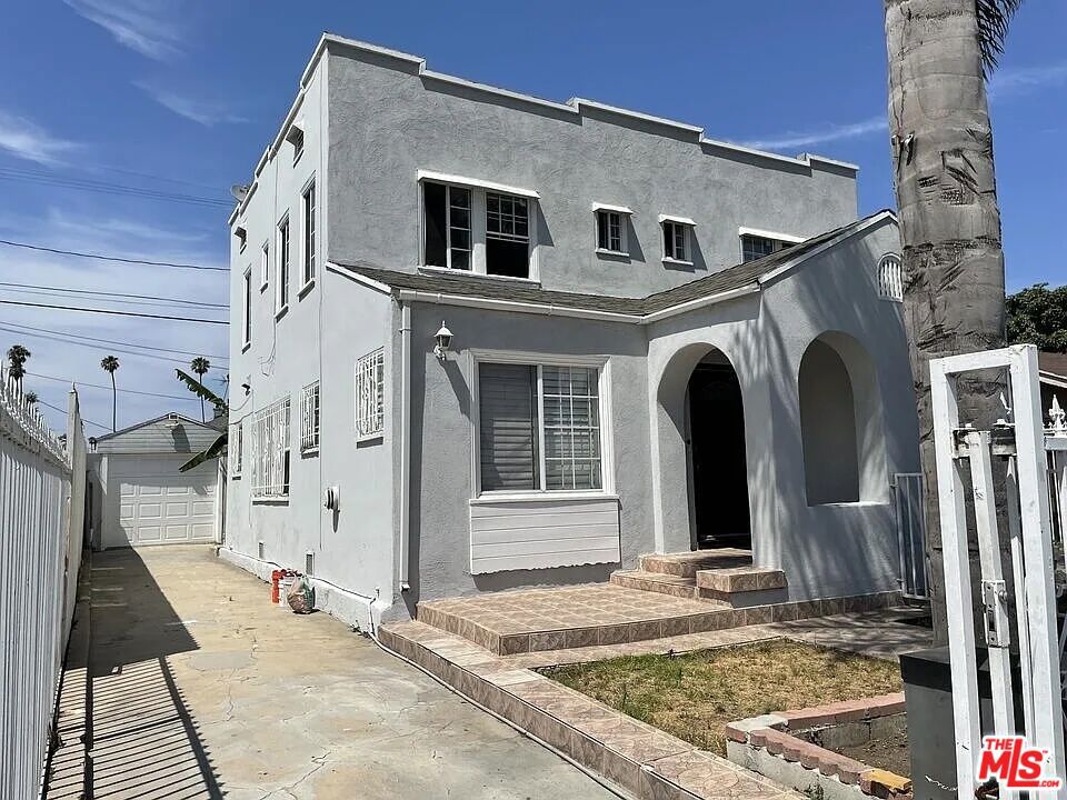 713 W 49th Place Property Photo 1
