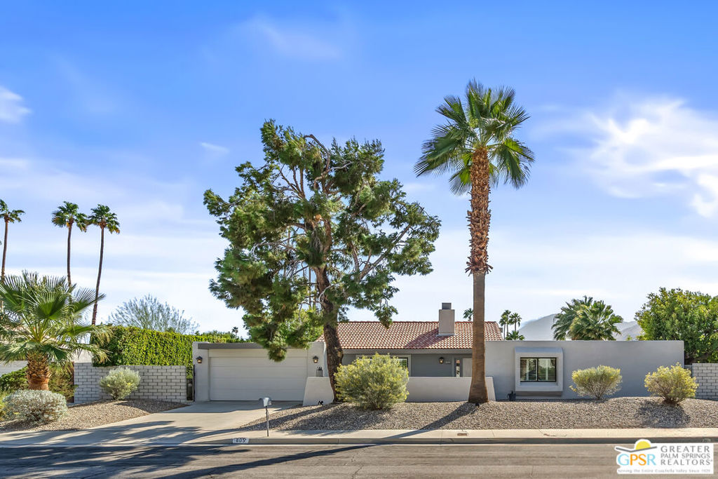 805 E El Cid Property Photo 4