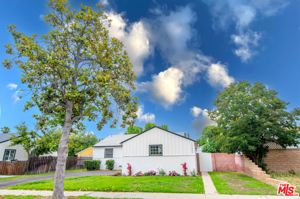 17209 Stagg Street Property Photo 2