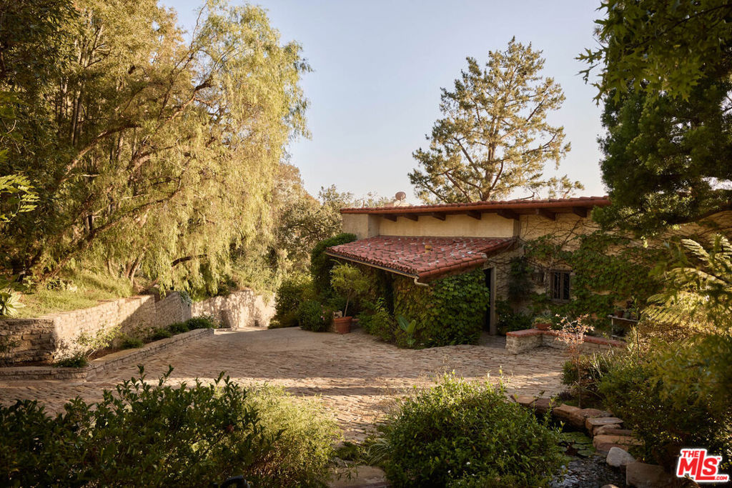 1372 Benedict Canyon Drive Property Photo 4