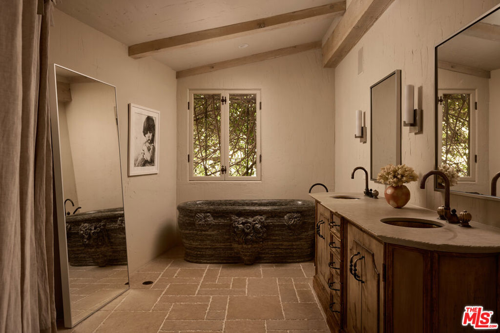 1372 Benedict Canyon Drive Property Photo 13