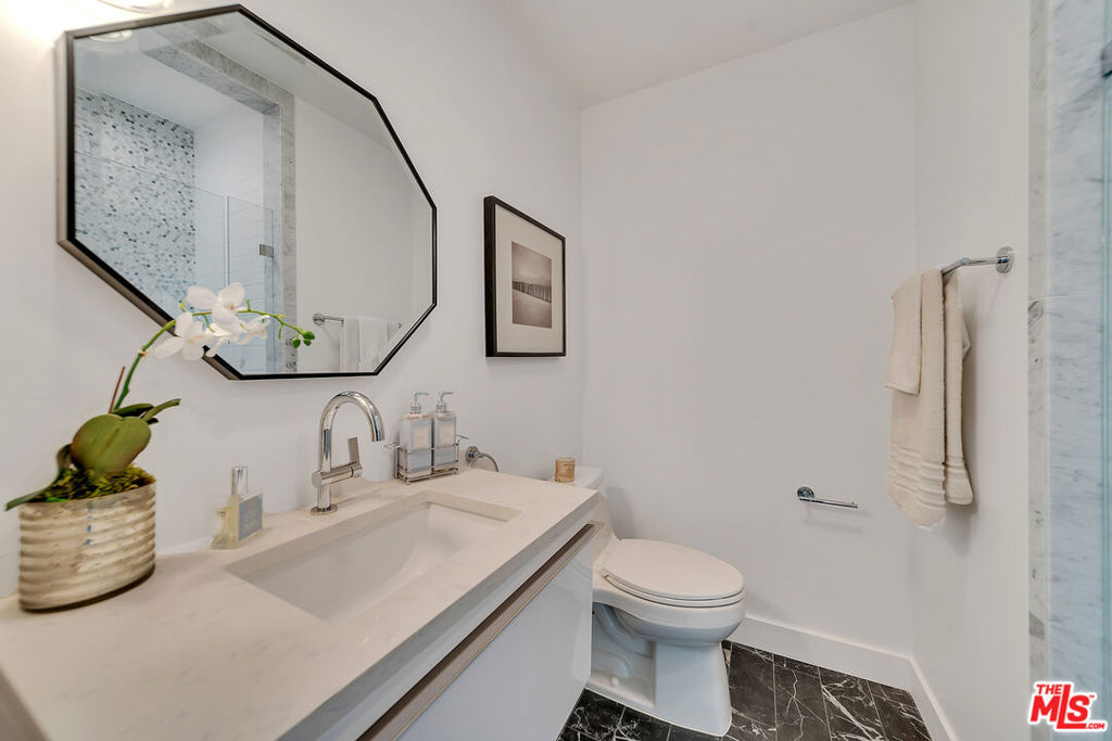 2415 Cloverfield Boulevard A Property Photo 17