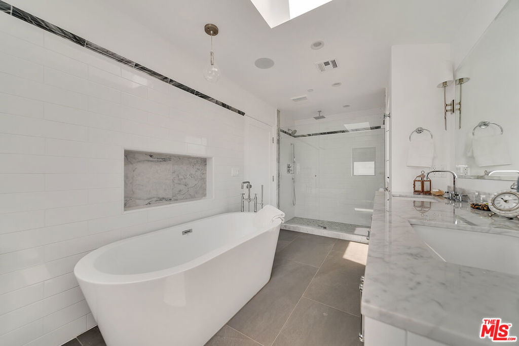 2415 Cloverfield Boulevard A Property Photo 22