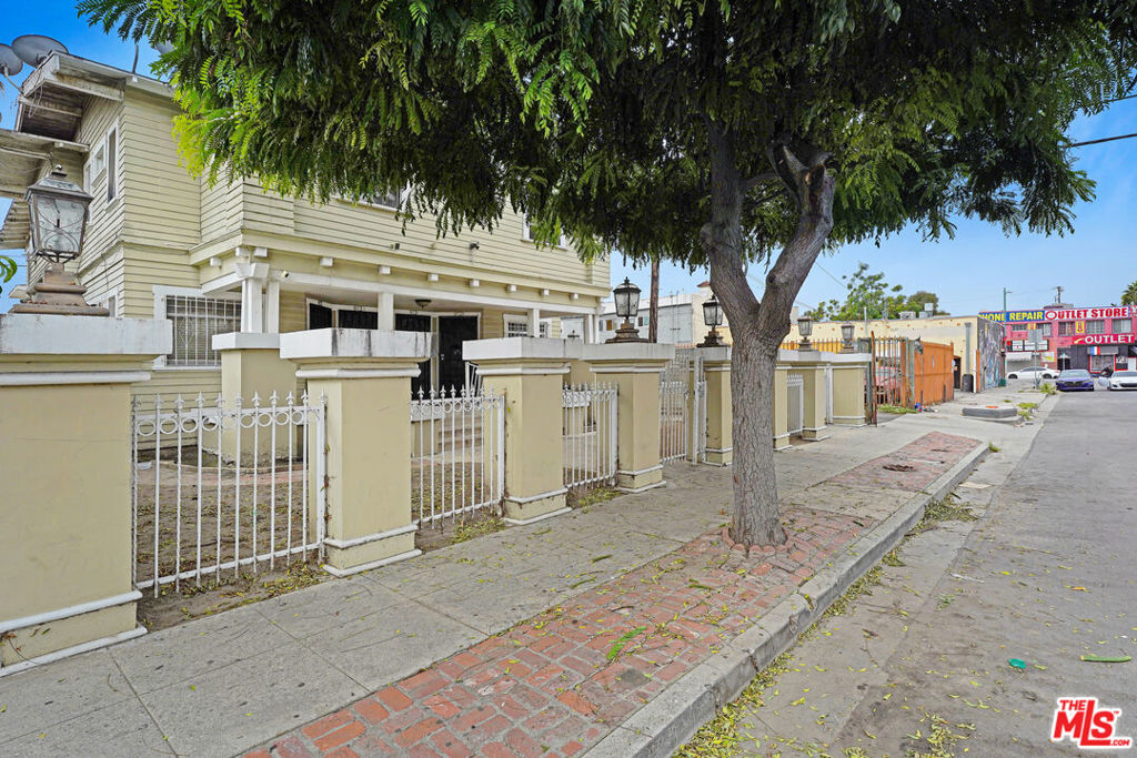 972 W 47th Street Property Photo 4