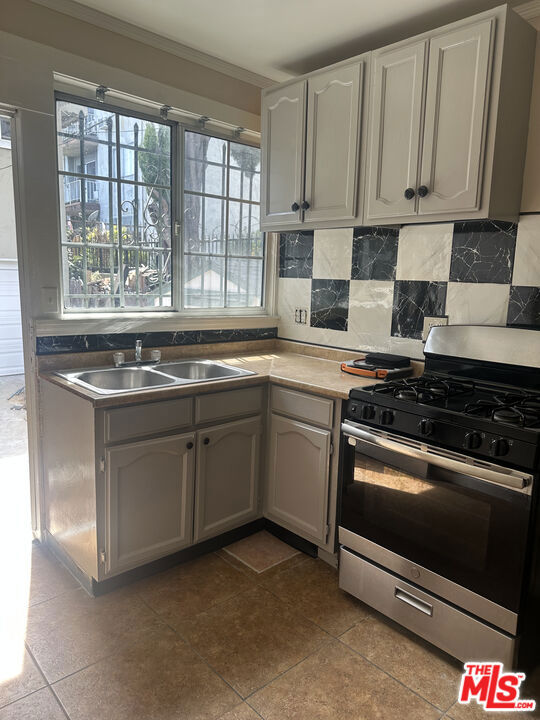 201 S Benton Way Property Photo 16