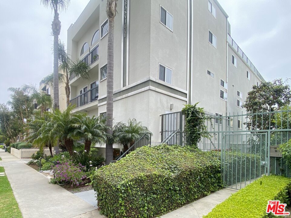 1227 Granville Avenue 104 Property Photo 1