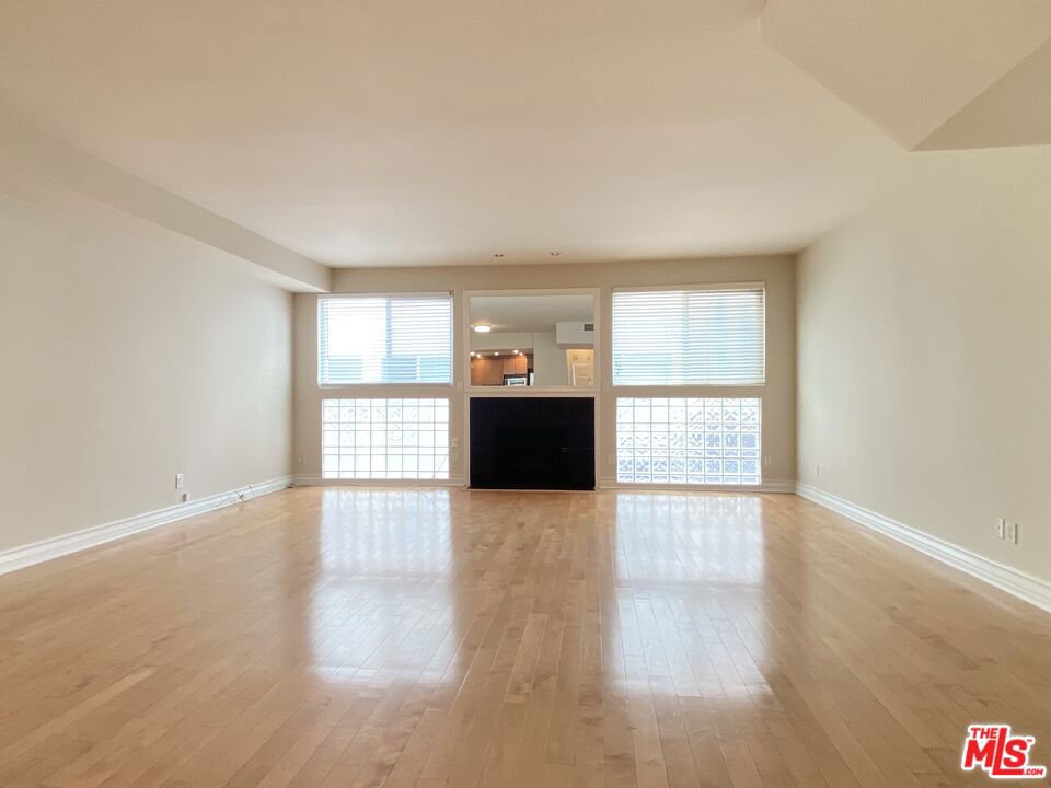 1227 Granville Avenue 104 Property Photo 3