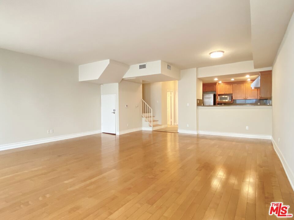 1227 Granville Avenue 104 Property Photo 5