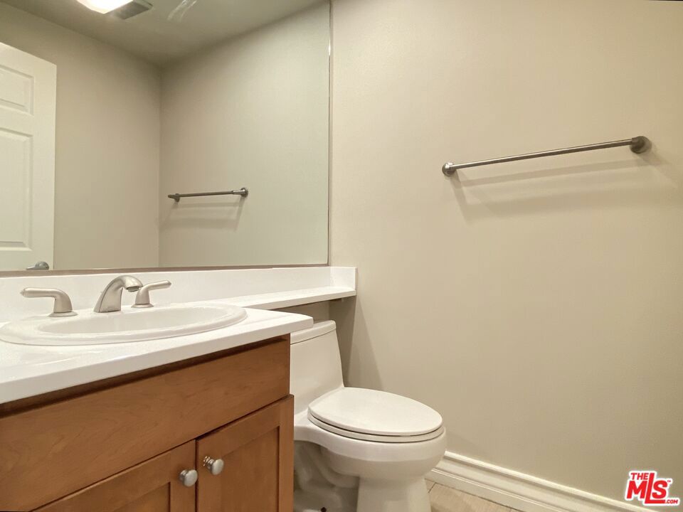 1227 Granville Avenue 104 Property Photo 9