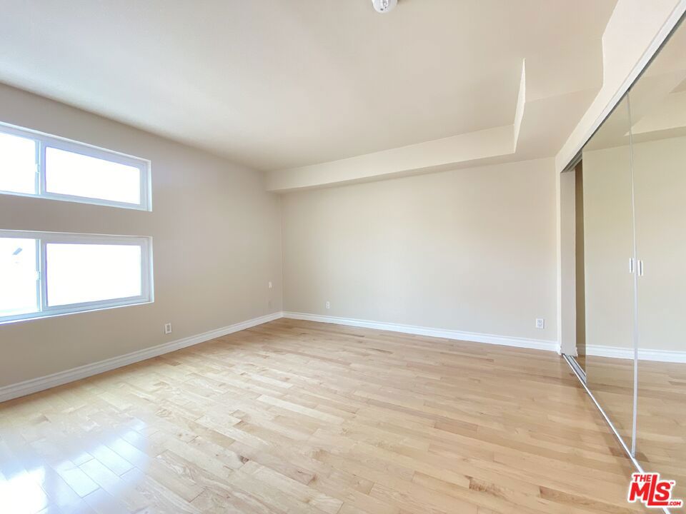 1227 Granville Avenue 104 Property Photo 11