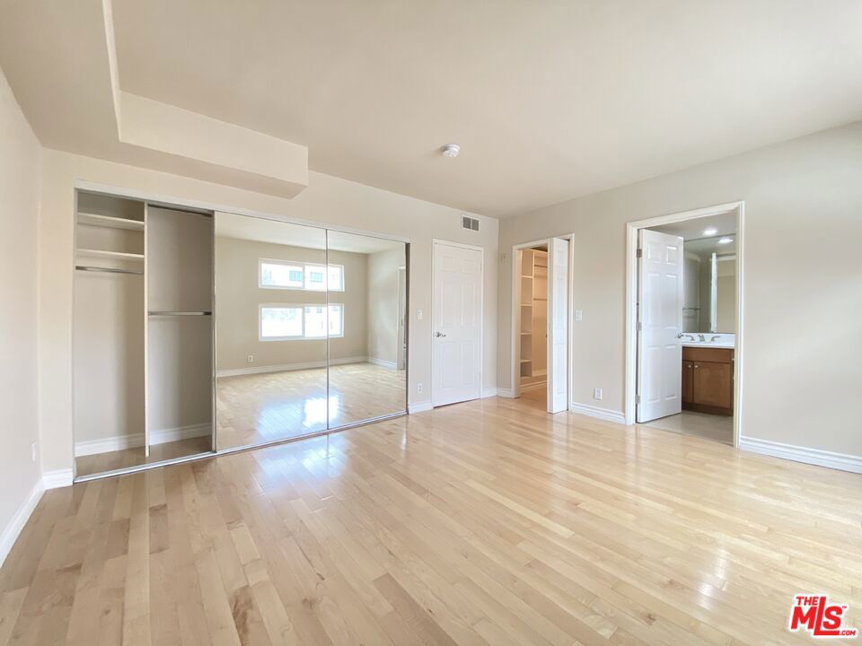 1227 Granville Avenue 104 Property Photo 12