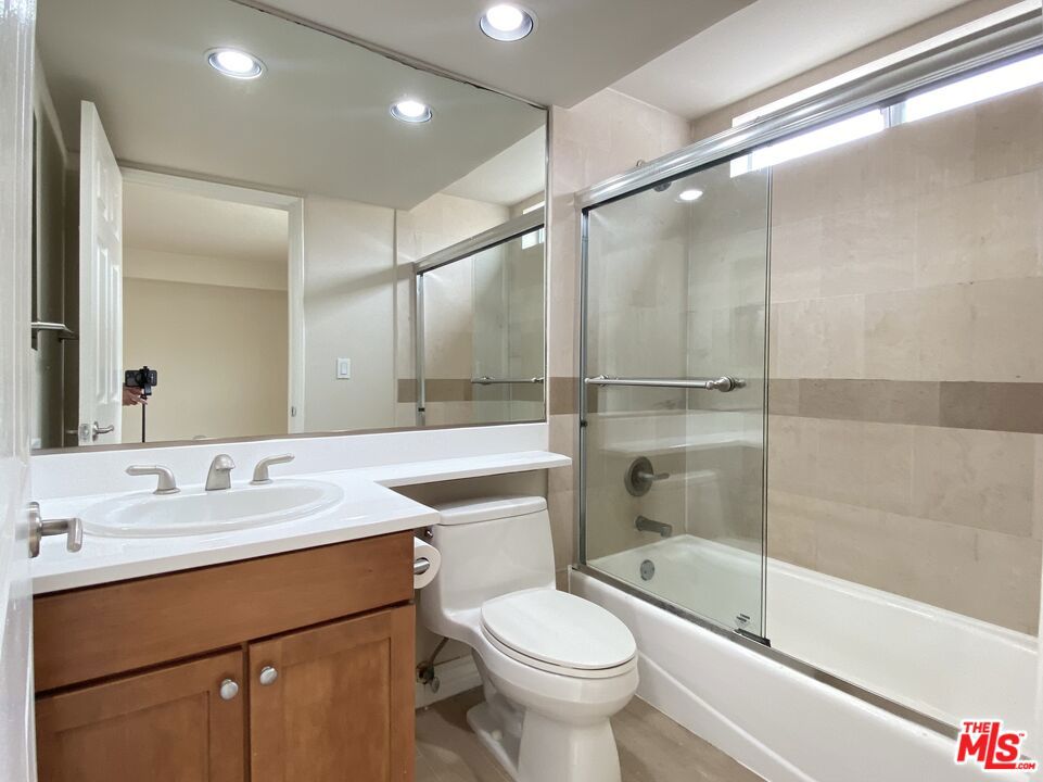 1227 Granville Avenue 104 Property Photo 14