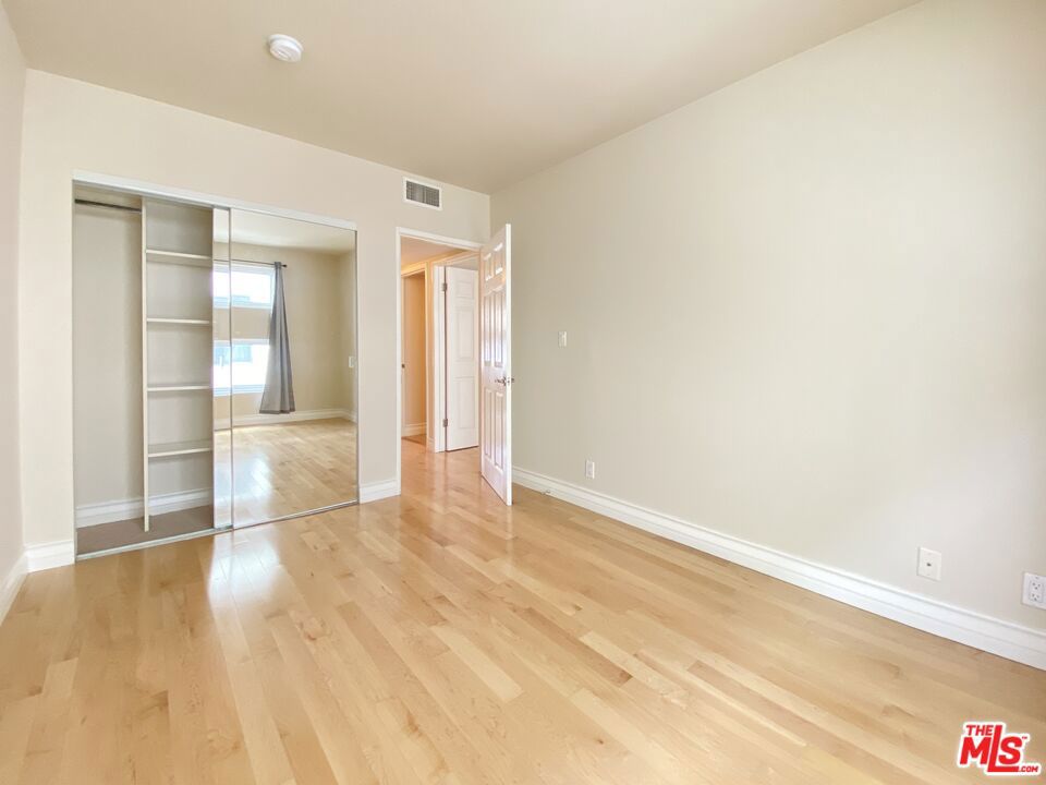 1227 Granville Avenue 104 Property Photo 16